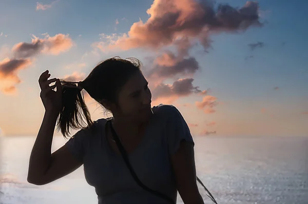 Mulher Pôr Sol Luz Correndo Sua Mão Através Seu Cabelo — Fotografia de Stock