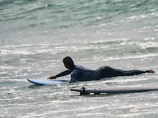 Dívky Učí Surfovat Atlantském Oceánu Portugalském Pobřeží — Stock fotografie