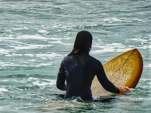 Meninas Aprendendo Surfar Oceano Atlântico Costa Portuguesa — Fotografia de Stock