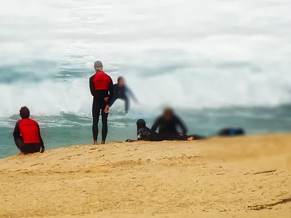 Уроки Серфинга Пляже Пасмурный День — стоковое фото