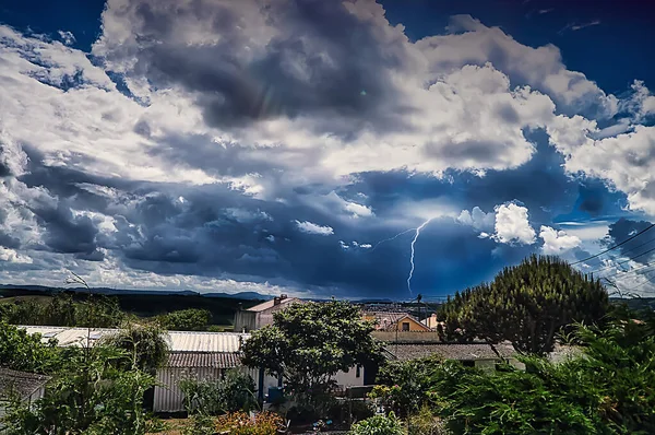 Paisagem Rural Com Nuvens Ameaçadoras Antes Tempestade — Fotografia de Stock