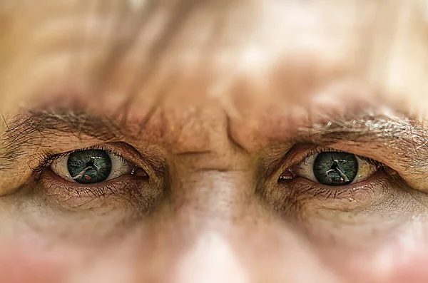 Olhos Homem Com Olhos Azuis Concentrados — Fotografia de Stock