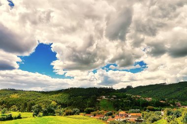 Dramatik gökyüzü manzarası Yerde gölgeler bırakıyor