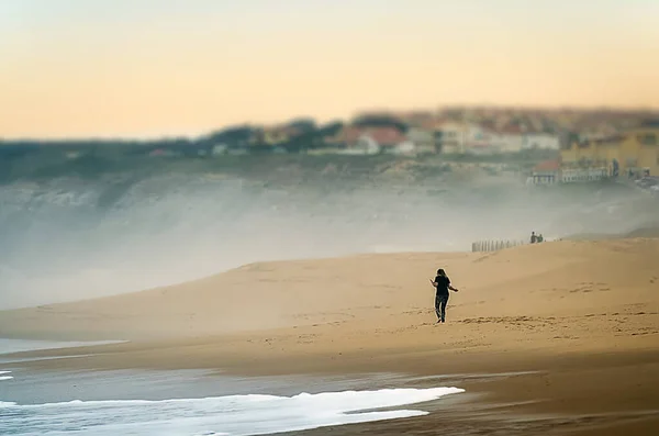 Пляж Силуэтом Женщины Туманом Вдалеке — стоковое фото