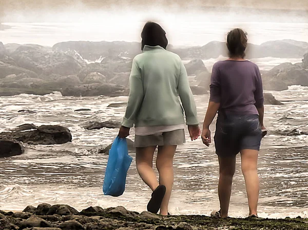 Due Donne Che Camminano Tra Rocce Vicino All Oceano — Foto Stock