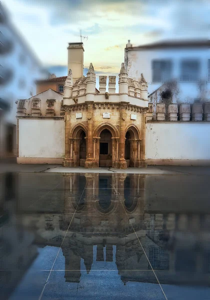 Alte Arkaden Der Stadt Spiegeln Sich Zeitgenössischen — Stockfoto