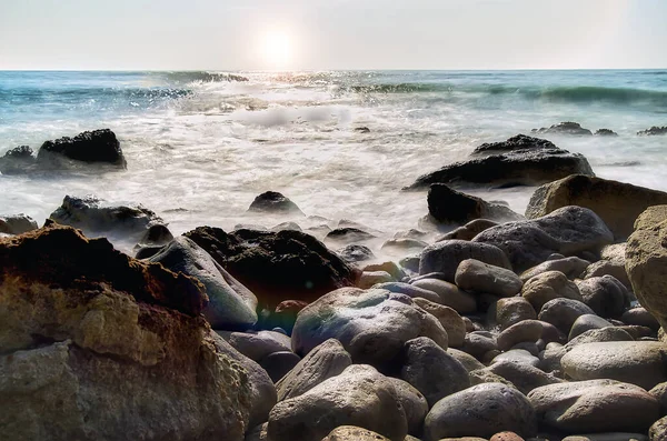 Paisagem Marinha Com Rochas Costa Perto Pôr Sol — Fotografia de Stock