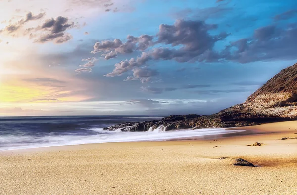 Paisagem Marinha Com Rochas Costa Perto Pôr Sol — Fotografia de Stock