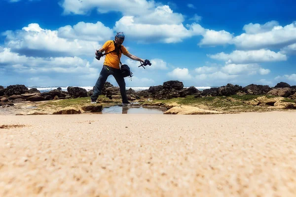 Человек Оранжевой Футболке Камерой Берегу Атлантического Океана — стоковое фото