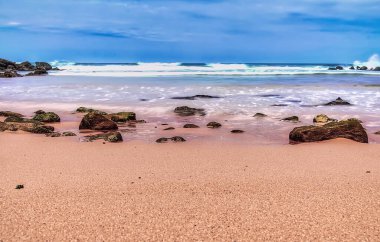 Sahilde kayalar ve ipek gibi deniz manzarası