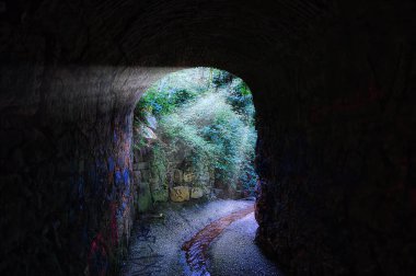 Güneş ışığına nüfuz eden bir tünelden görünüm