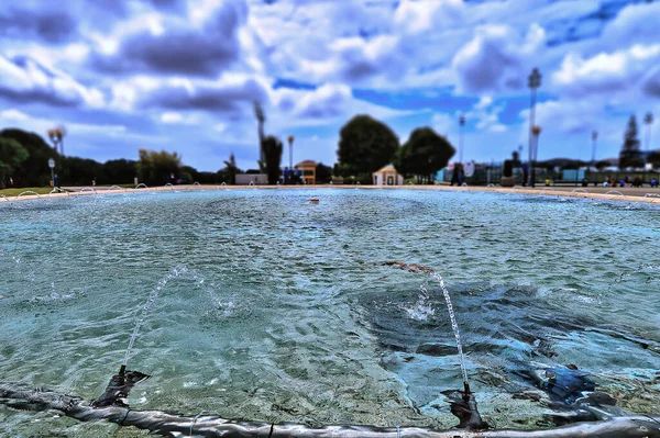 Utsikt Mot Himlen Från Vattennivån Från Fontän Parken — Stockfoto