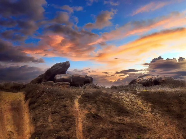 Unas Cuantas Rocas Cima Una Colina Los Colores Puesta Del — Foto de Stock