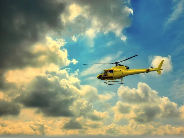 Żółty Helikopter Złapany Locie Zachmurzonym Niebie — Zdjęcie stockowe