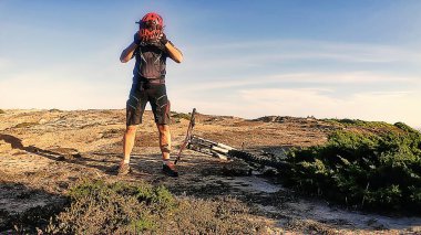 Akşamları Atlantik kıyısında bisiklet eğitimi.