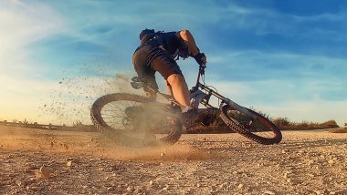 Akşamları Atlantik kıyısında bisiklet eğitimi.