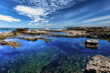 Öğlen Atlantik Okyanusu 'nda bir deniz manzarasında yansımalar