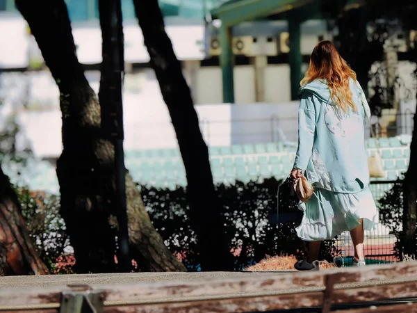 Una Persona Nel Parco Una Giornata Estiva — Foto Stock