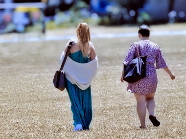 İnsanlar bir yaz günü parkta anında yakalanırlar.