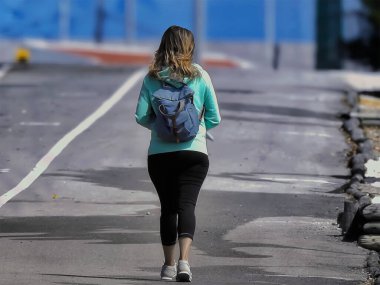 Bir yaz gününde parkta yürümek.