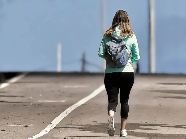 Bir yaz gününde parkta yürümek.