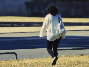 Parkta yaz günü bir kadın.