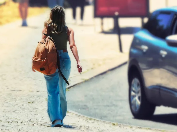 Junge Frau Spaziert Einem Sommertag Mittags Durch Den Park — Stockfoto