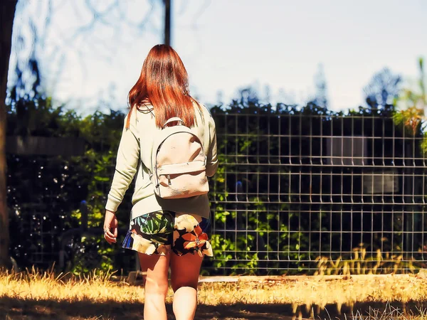 夏の日の正午に公園を歩く若い女性 — ストック写真