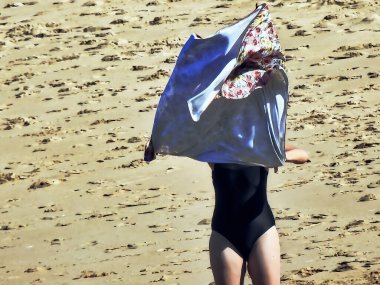 Genç kızlar bir yaz günü kumsalda