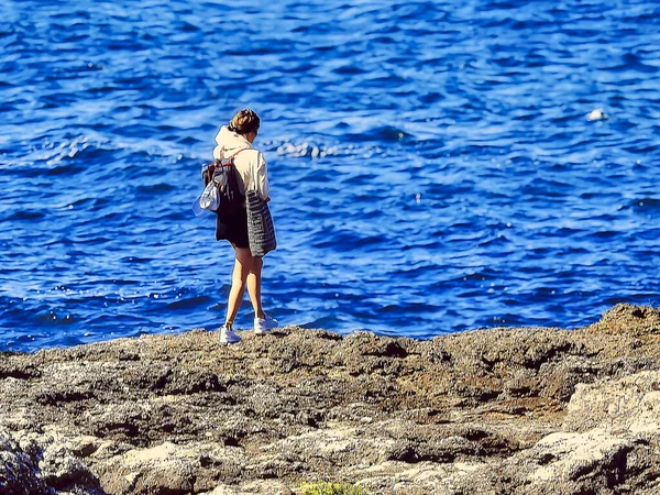 Giovane Donna Con Zaino Che Guarda Oceano Una Riva Rocciosa — Foto Stock