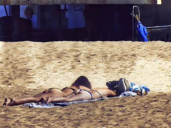 Молодые Девушки Песке Пляжа Летний День — стоковое фото