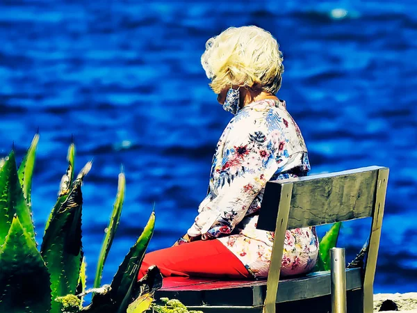 Toeristen Overwegen Oceaan Een Zomerdag — Stockfoto