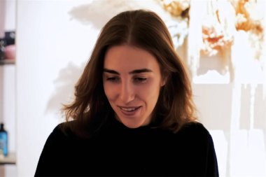 Siyah gömlekli güzel bir kadının portresi.