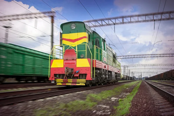 Puissante locomotive diesel sans marque en mouvement flou Images De Stock Libres De Droits