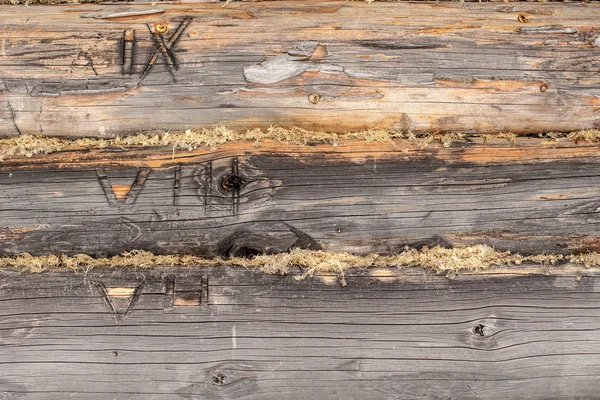 Старі соснові колоди дерев'яного будинку з цифрами — стокове фото
