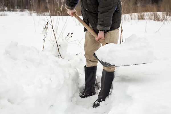 El hombre quita la nieve de pala de la pista — Foto de Stock