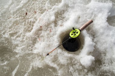 Buzdaki delik yakınındaki yalan çubuk