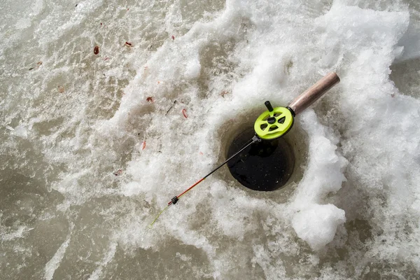 Buzdaki delik yakınındaki yalan çubuk