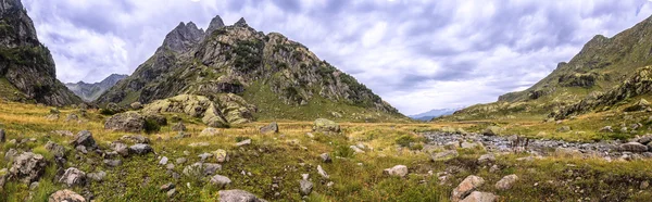 Панорама горных пейзажей с лугом, расположенных в реке Валь — стоковое фото