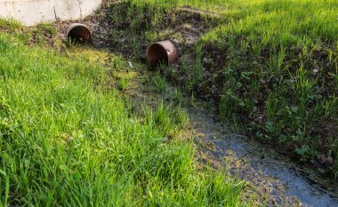 bir drenaj oluk için downpipes atıksu geçiş