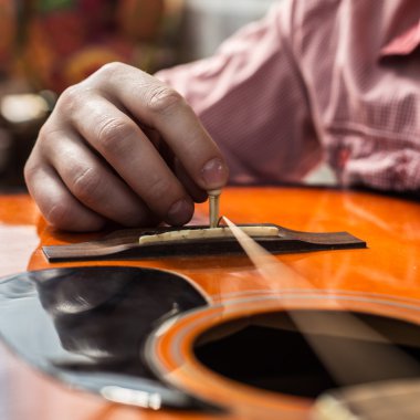 bir adam eski yırtık gitar telleri akustik gitar değiştirme 