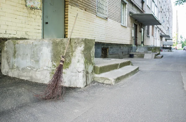 Дерев'яна мітла з сухих гілок стоїть біля ганку — стокове фото
