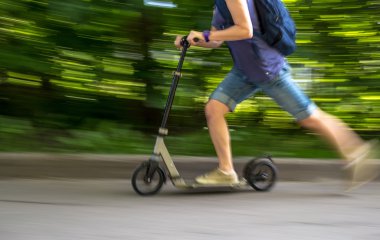erkek bir scooter yolun aşağısında, bulanık adam hızda sürmek
