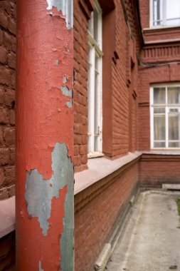 Eski bina boya kapalı soyulması ile downspout