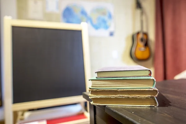 Bücher liegen auf einem Tisch in einem Klassenzimmer einer Privatschule — Stockfoto