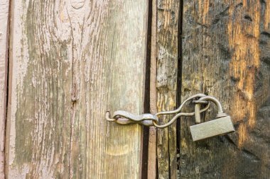 vintage metal kilit pa peeling ile eski bir ahşap kapı asılı