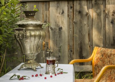 bir bardak tutucu ve bir bardak sıcak çay st Vintage bakır semaver