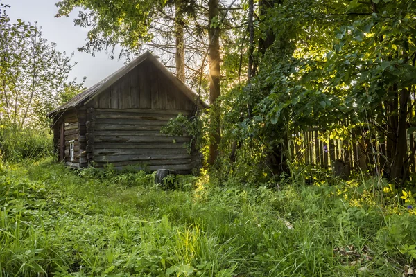 Oude rustieke log sauna onder de bomen en het groen in Rusland — Stockfoto