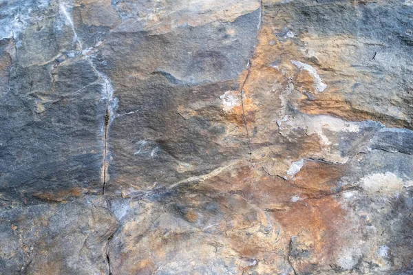 Flerfärgad bergvägg. Stenstrukturerad yta närbild. Uppfattat utrymme. Abstrakt naturlig bakgrund. — Stockfoto