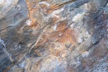 Çok renkli kaya duvar. Taş desenli yüzey yakın çekim. Uzayı kopyala Soyut doğal arkaplan.